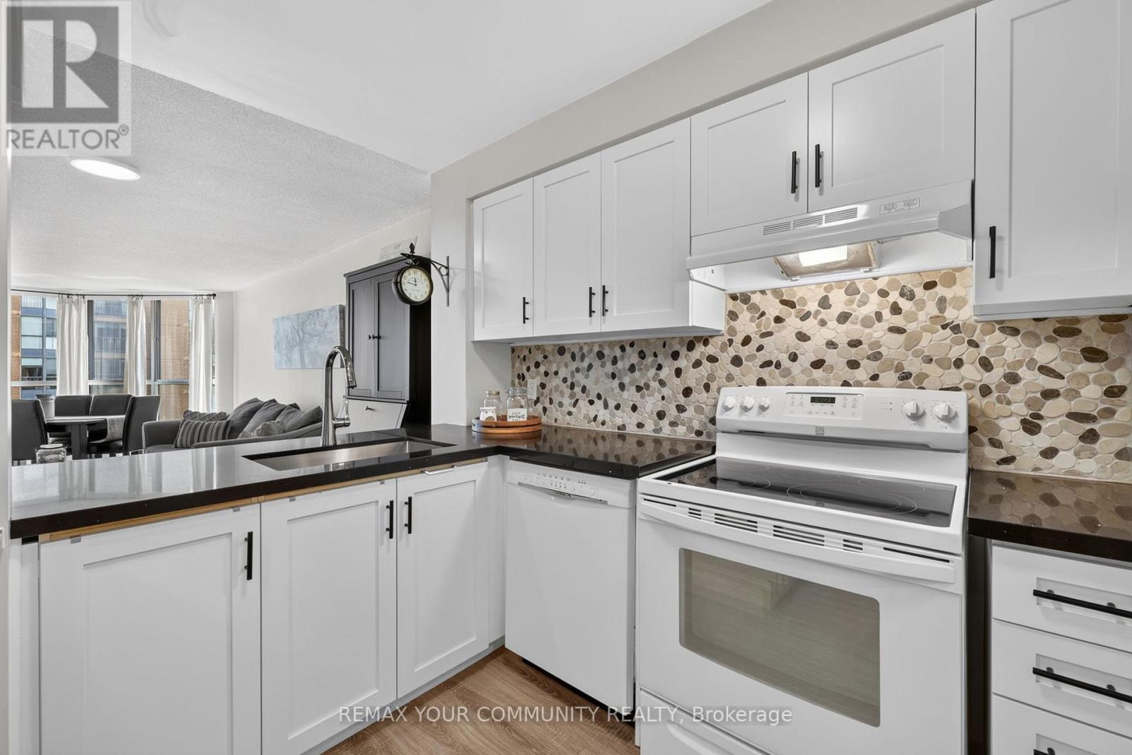 1409 - 140 Dunlop Street E Property Photo 4