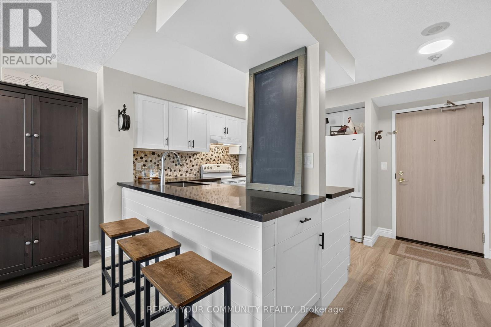 1409 - 140 Dunlop Street E Property Photo 6