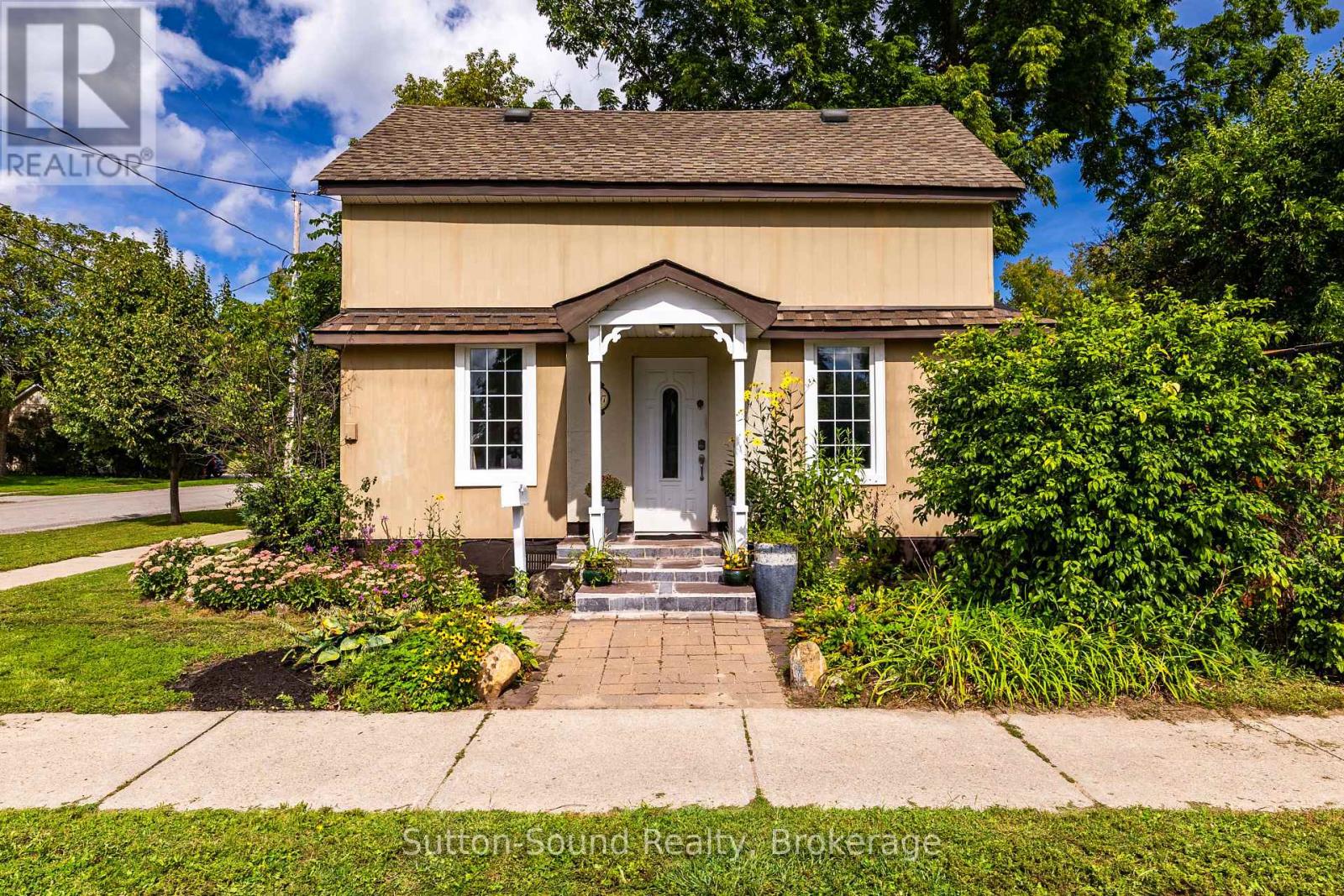 307 Fourth Street W Property Photo 2