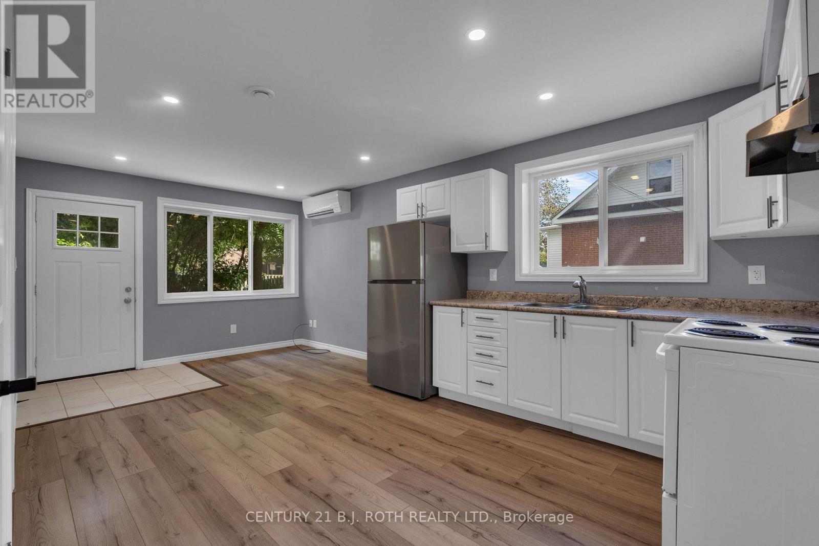 Units 1 + 2 + Coach House - 12 Dufferin Street Property Photo 18