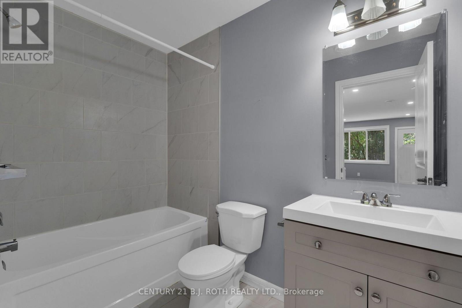 Units 1 + 2 + Coach House - 12 Dufferin Street Property Photo 23