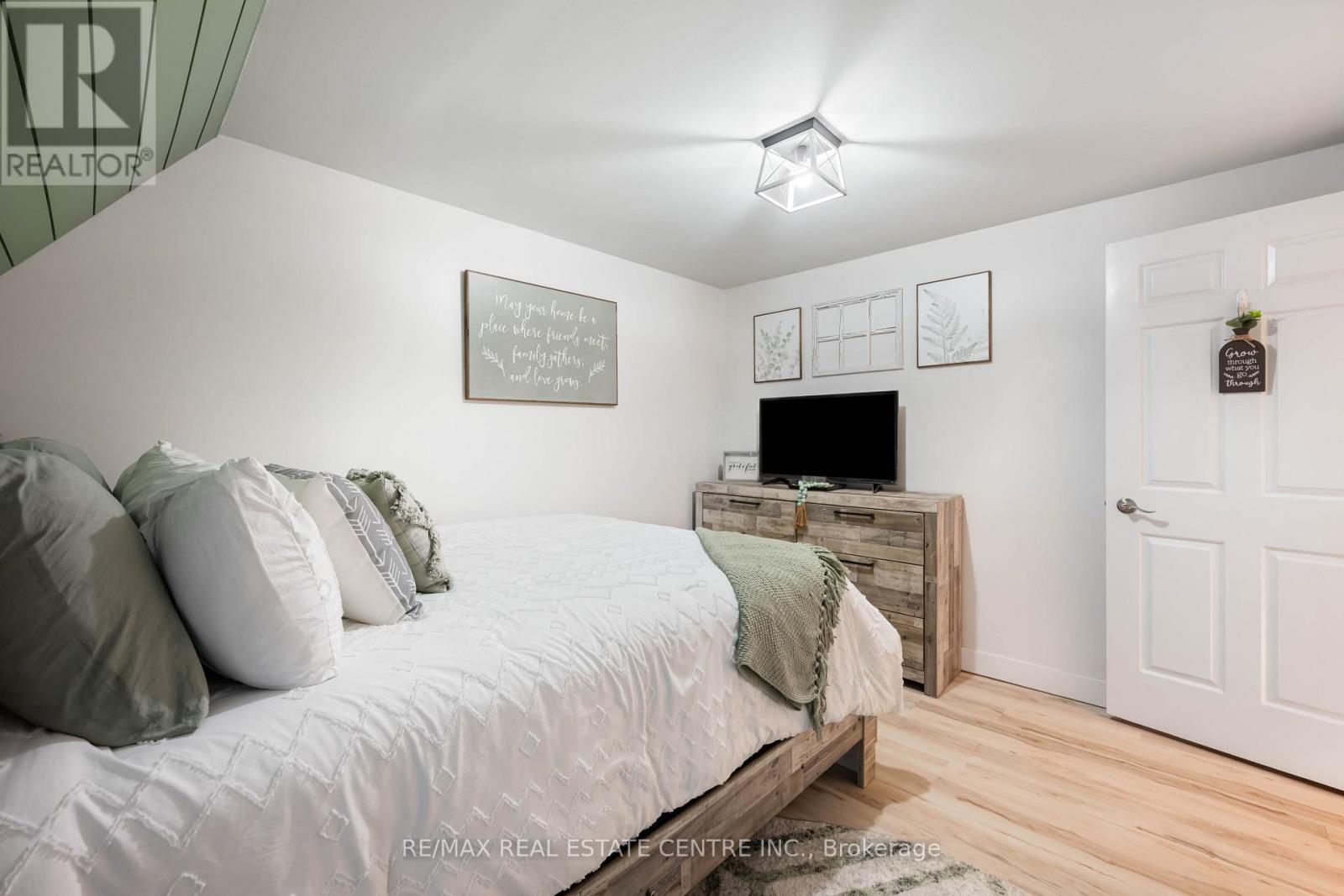 2570 Creemore Avenue Property Photo 18
