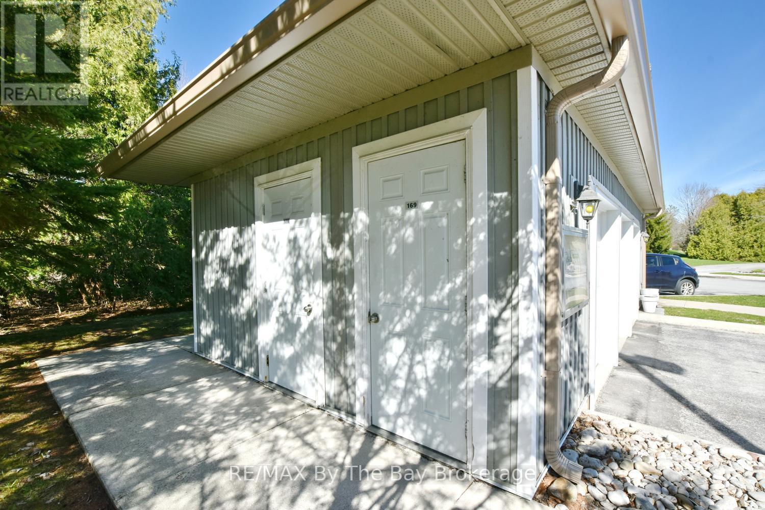 208 - 40 Mulligan Lane Property Photo 31