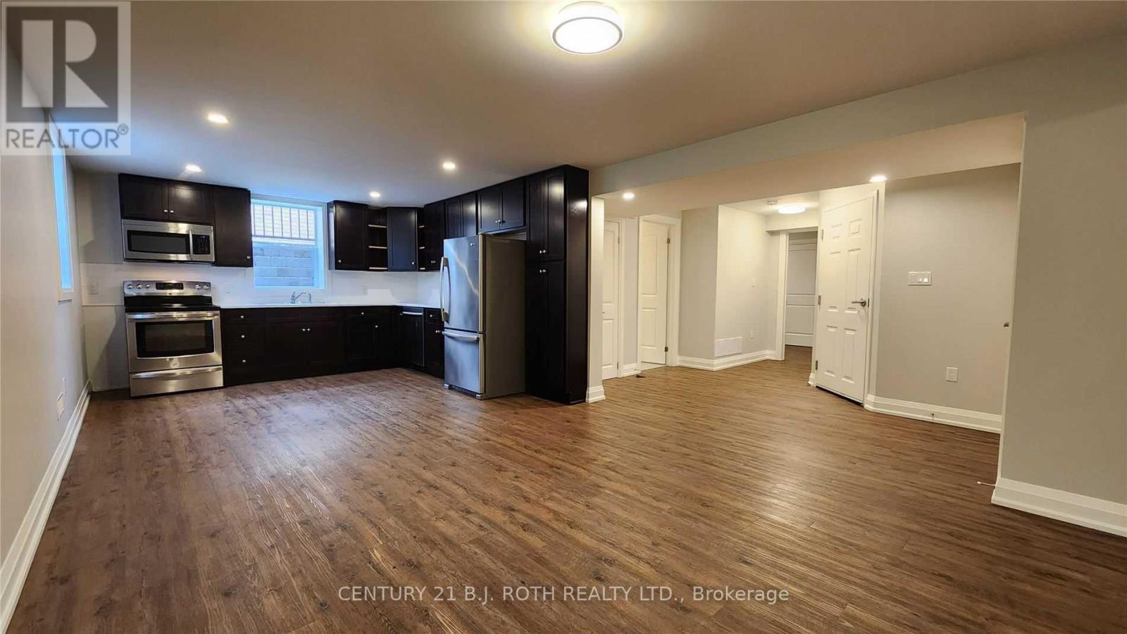 Lower - 300 Cundles Road W Property Photo 1