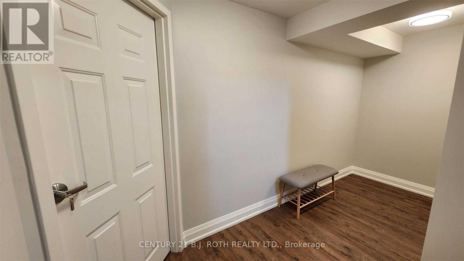 Lower - 300 Cundles Road W Property Photo 2