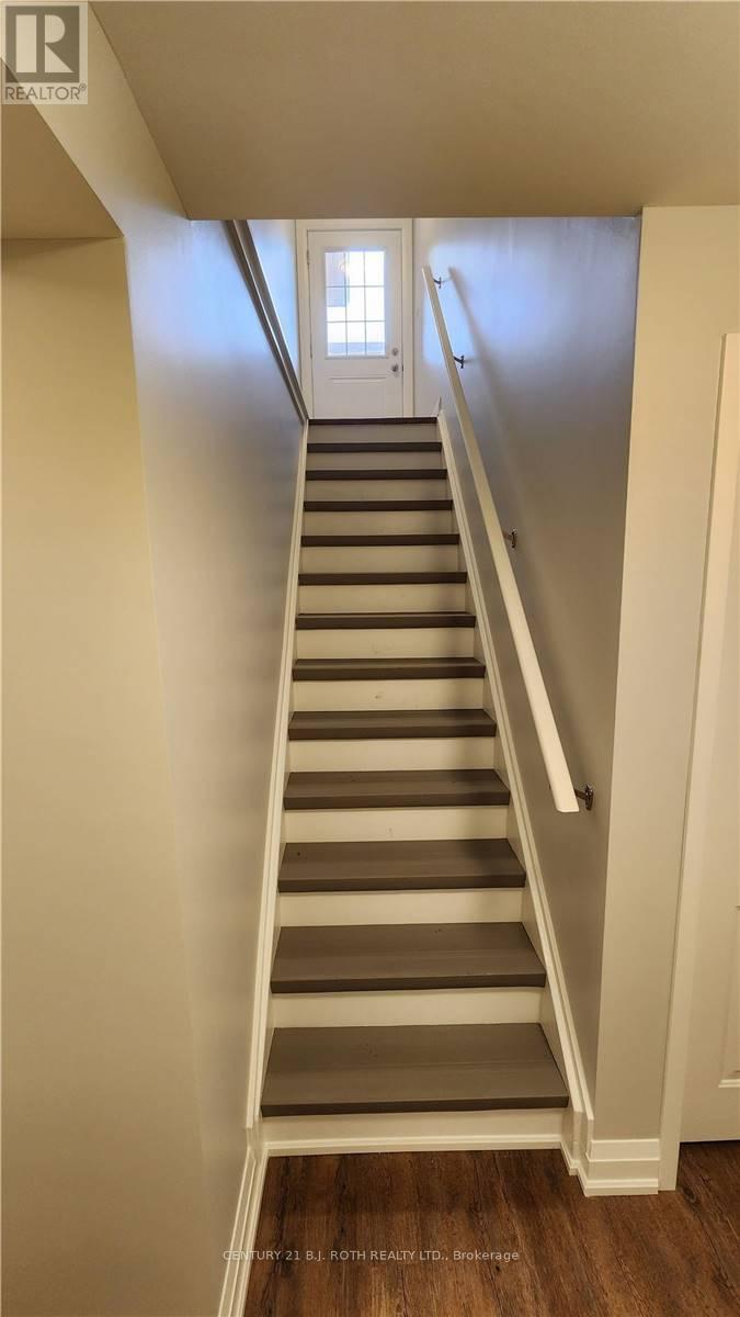 Lower - 300 Cundles Road W Property Photo 3
