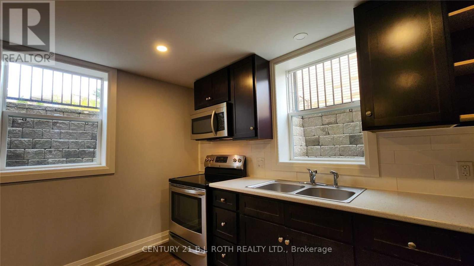 Lower - 300 Cundles Road W Property Photo 5