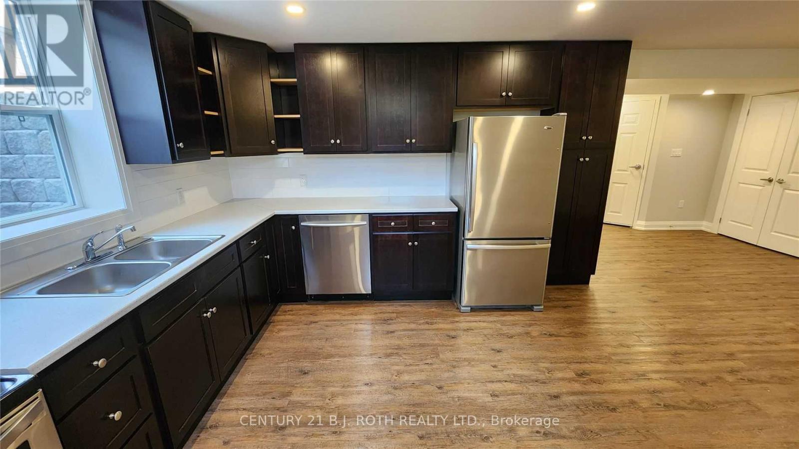 Lower - 300 Cundles Road W Property Photo 6