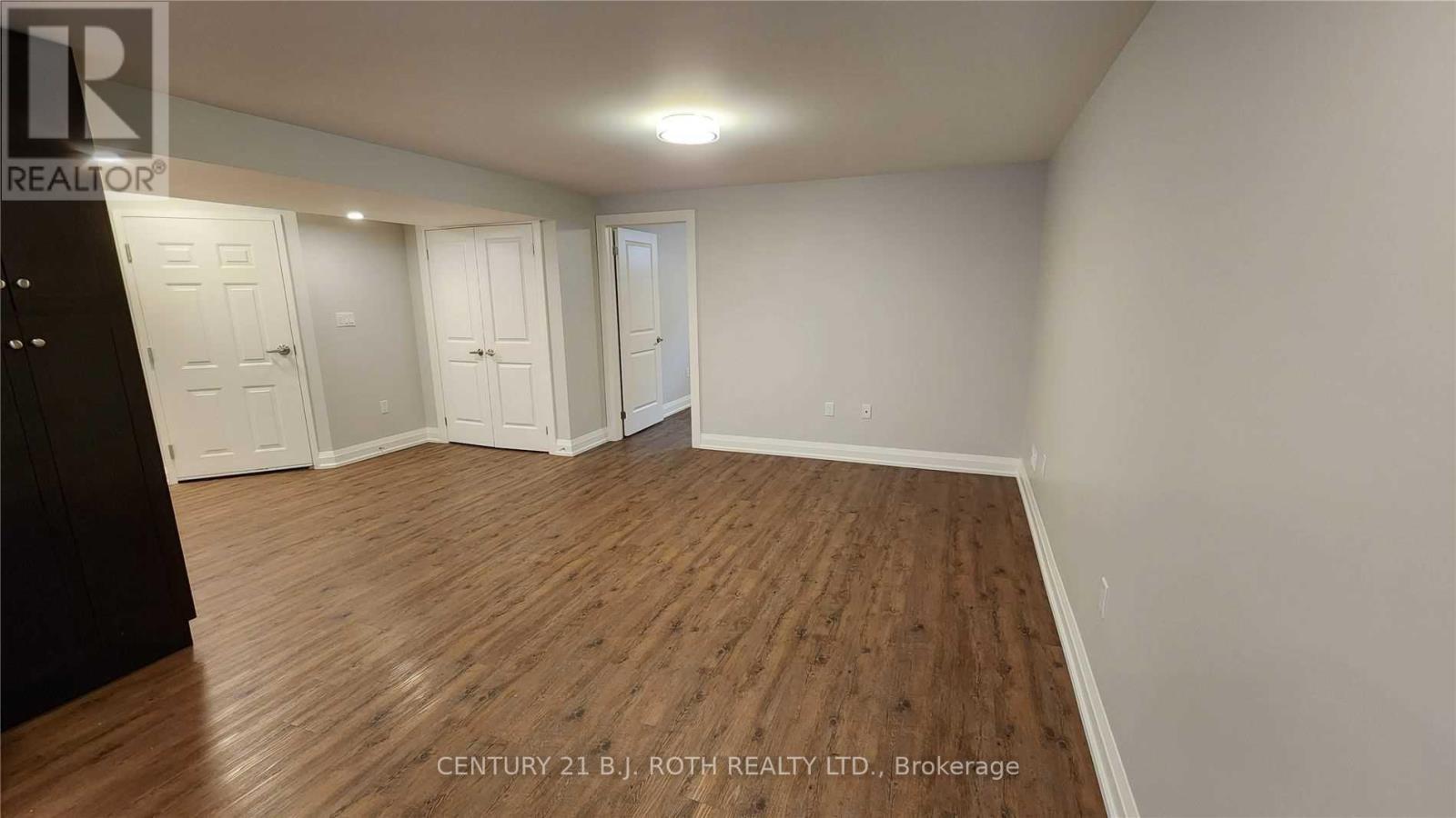 Lower - 300 Cundles Road W Property Photo 7