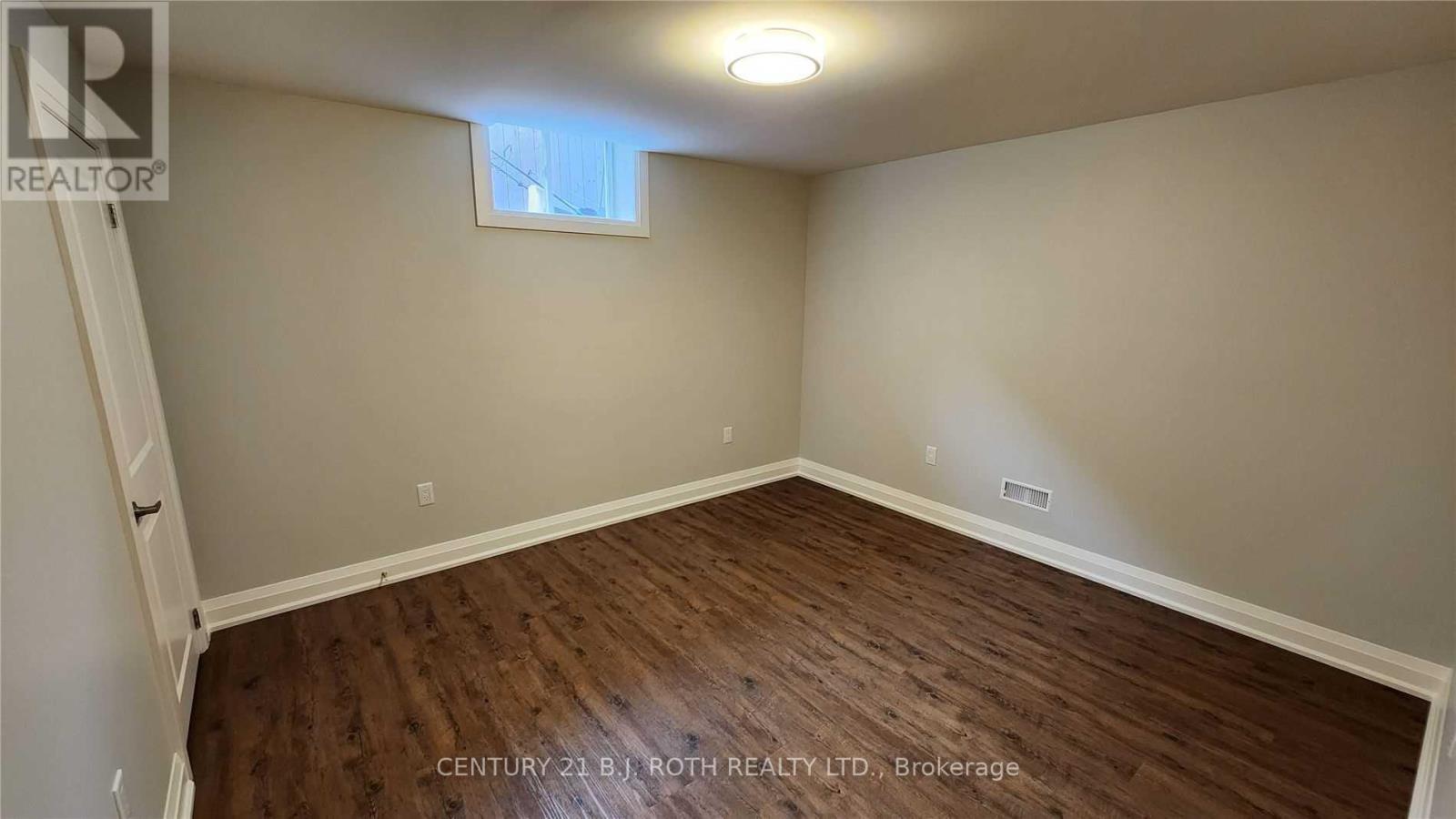 Lower - 300 Cundles Road W Property Photo 8