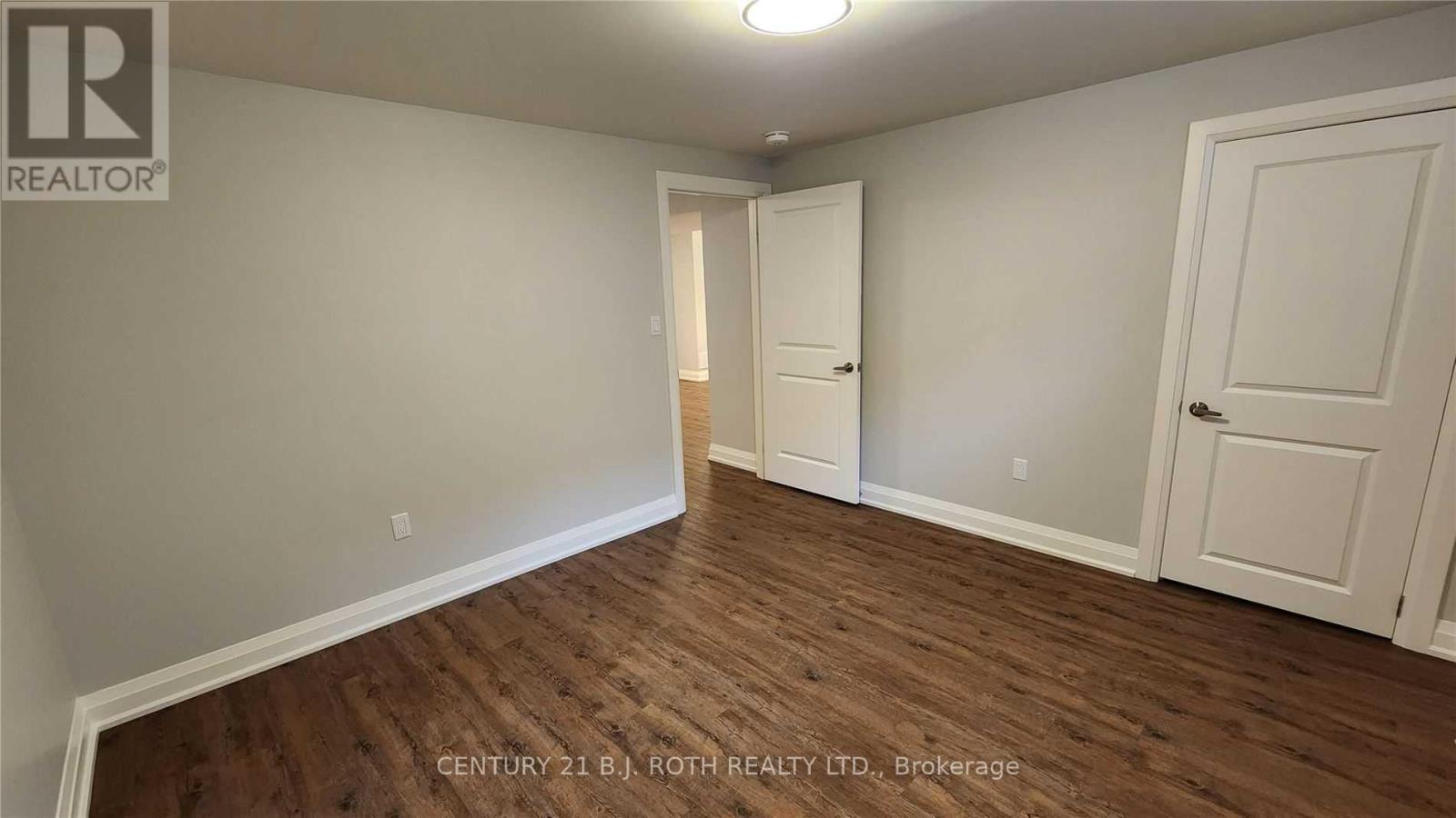 Lower - 300 Cundles Road W Property Photo 9