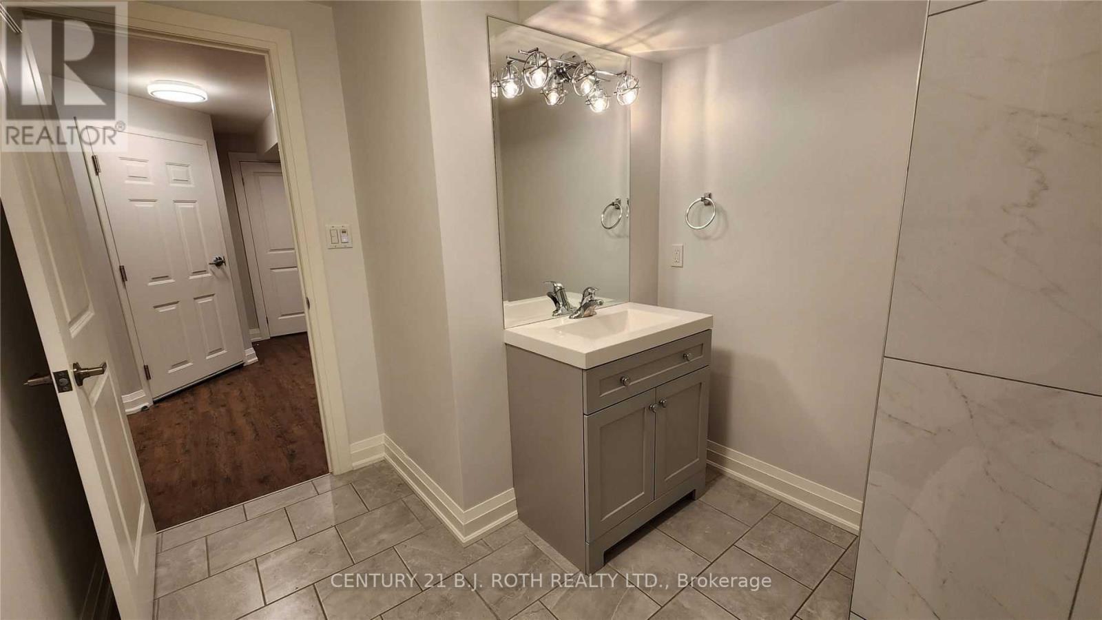 Lower - 300 Cundles Road W Property Photo 11