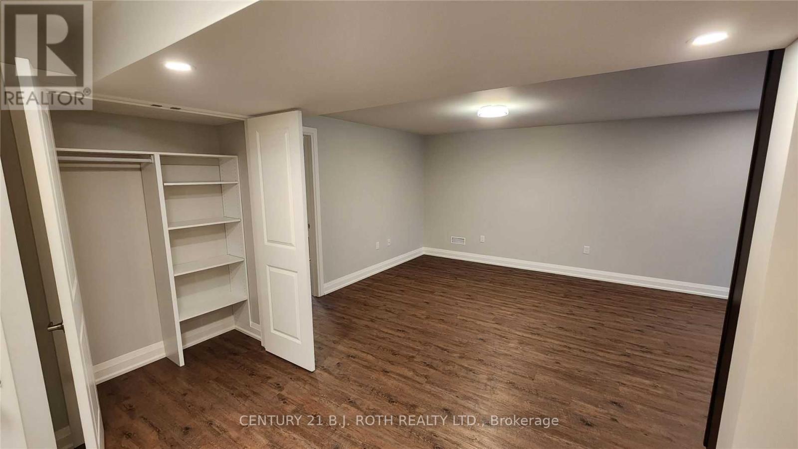 Lower - 300 Cundles Road W Property Photo 12