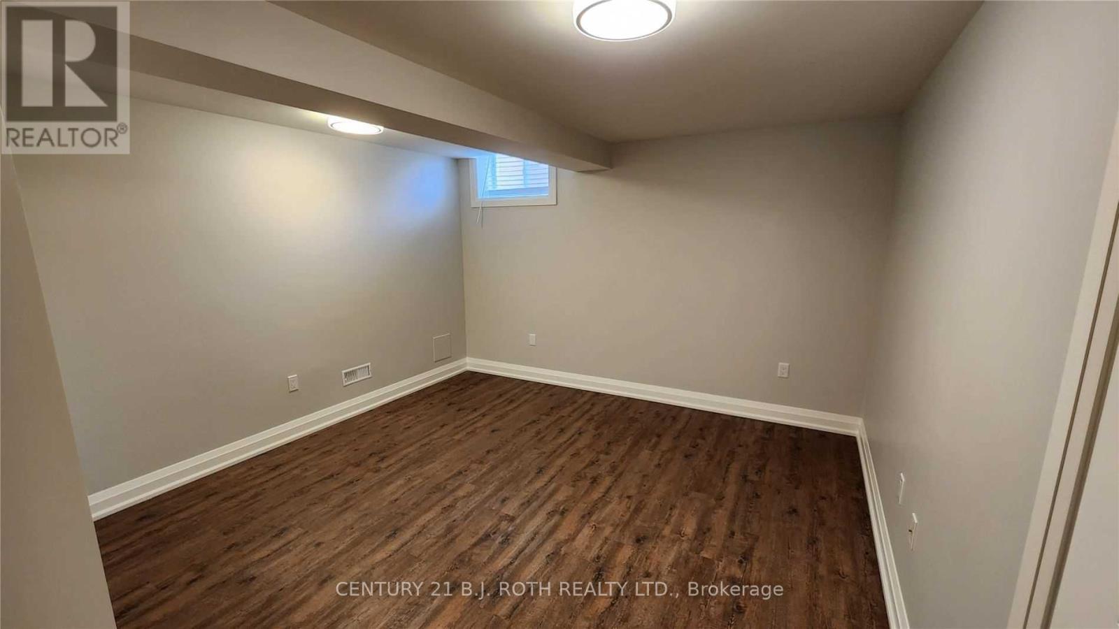 Lower - 300 Cundles Road W Property Photo 14