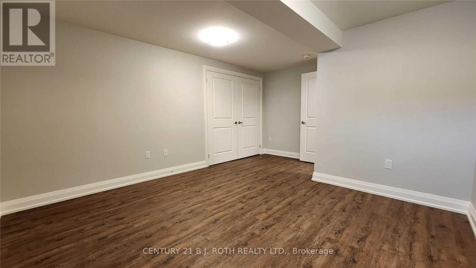 Lower - 300 Cundles Road W Property Photo 15