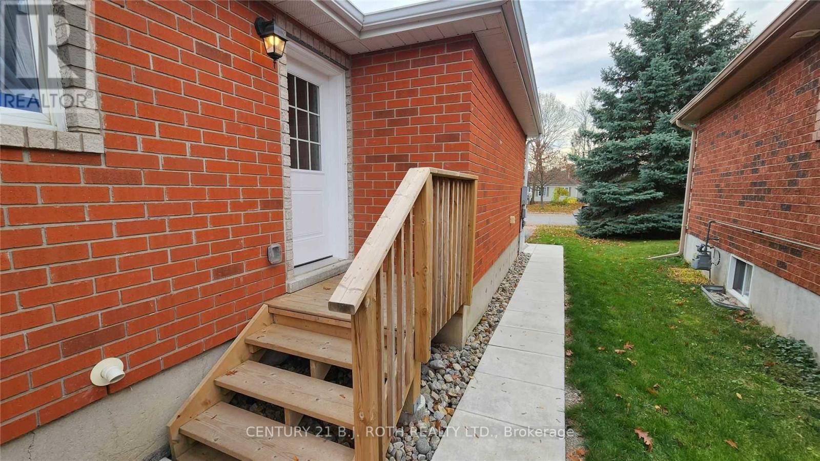 Lower - 300 Cundles Road W Property Photo 16