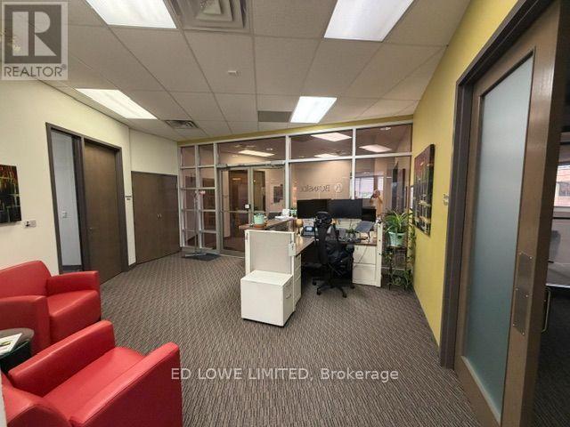 301/304 - 128 Wellington Street W Property Photo 11