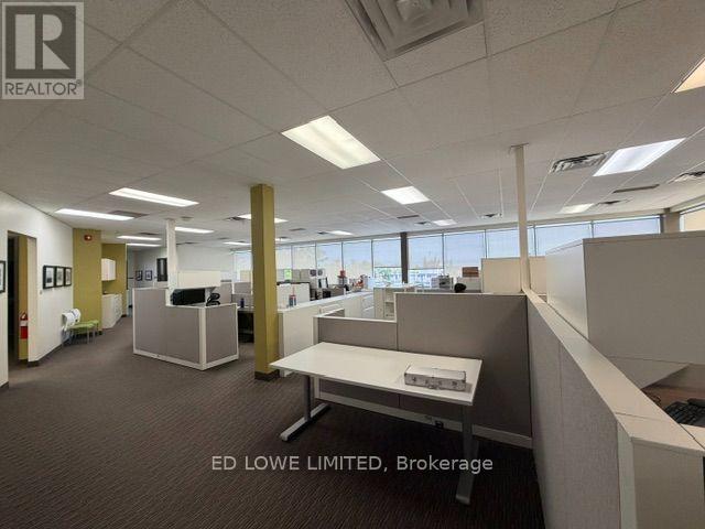 301/304 - 128 Wellington Street W Property Photo 12