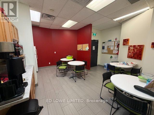 301/304 - 128 Wellington Street W Property Photo 13