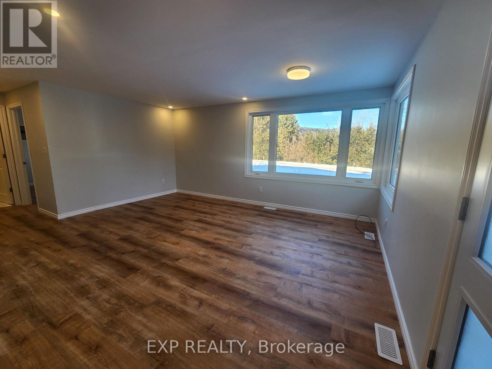 71 Lakeshore Road E Property Photo 8