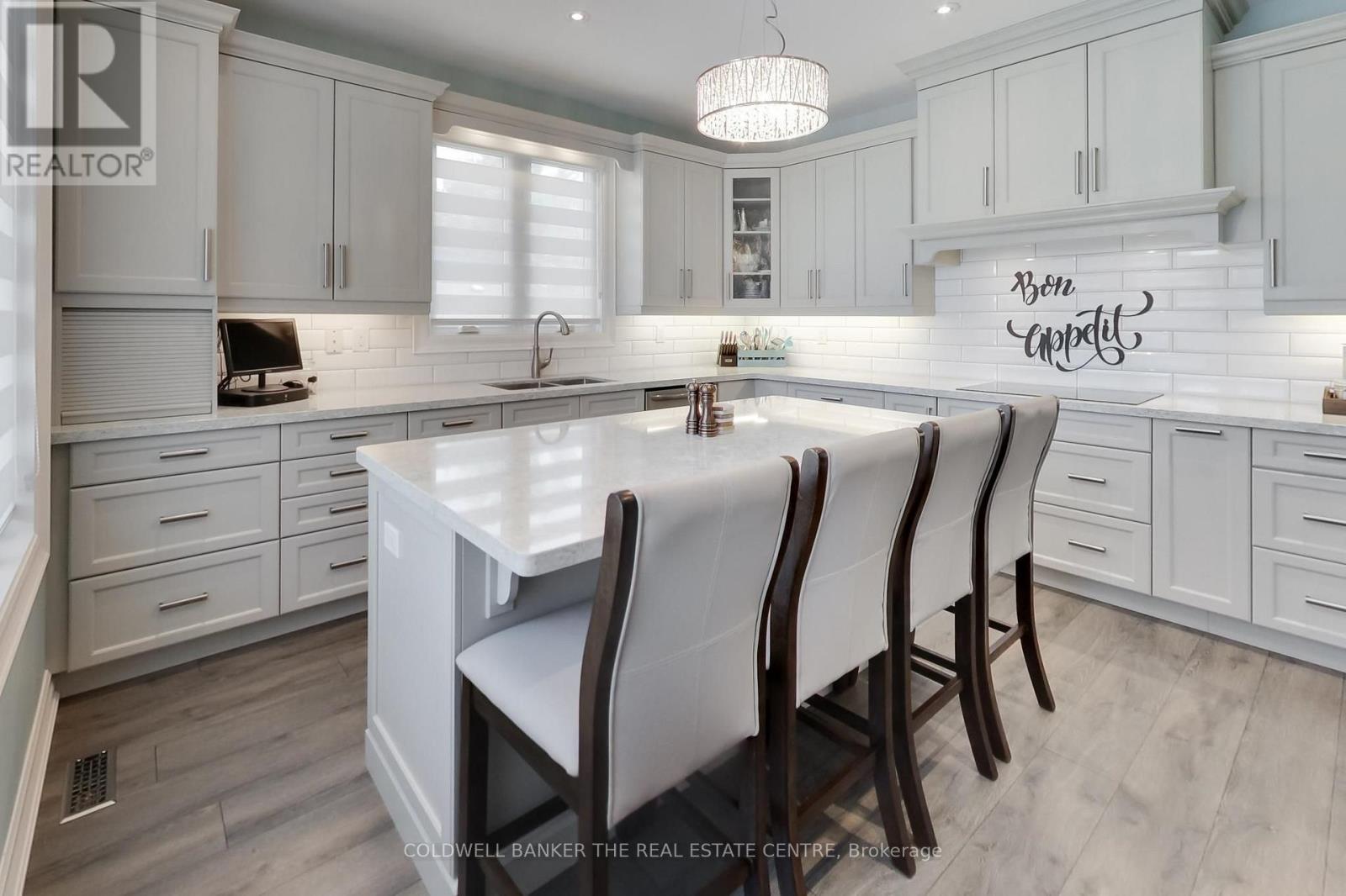 224 Lakeshore Road E Property Photo 6