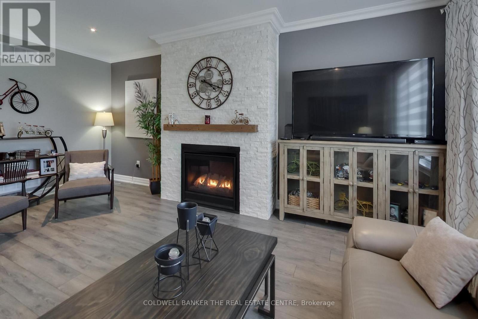 224 Lakeshore Road E Property Photo 14