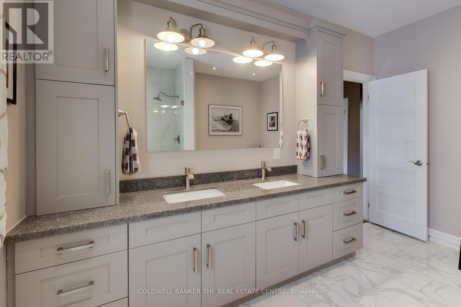 224 Lakeshore Road E Property Photo 18