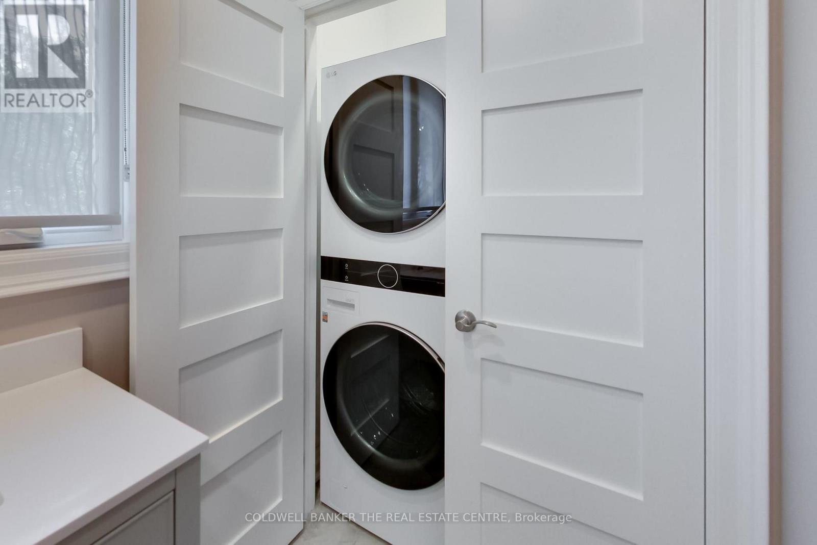 224 Lakeshore Road E Property Photo 22