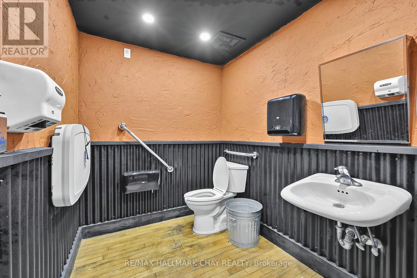 137 Dunlop Street E Property Photo 13
