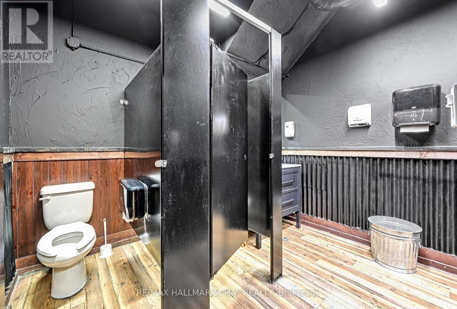 137 Dunlop Street E Property Photo 14