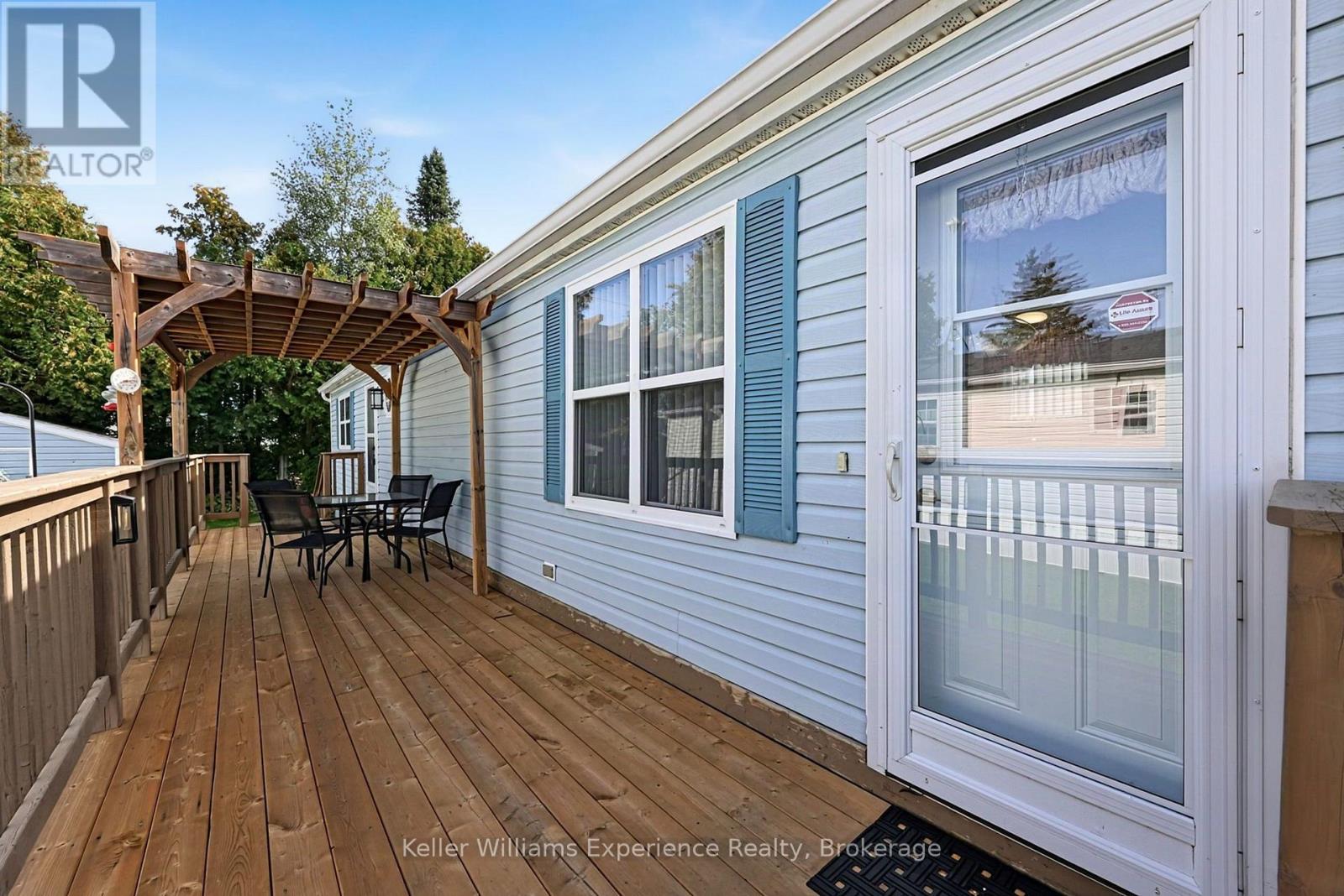 4052 Ash Crescent Property Photo 4
