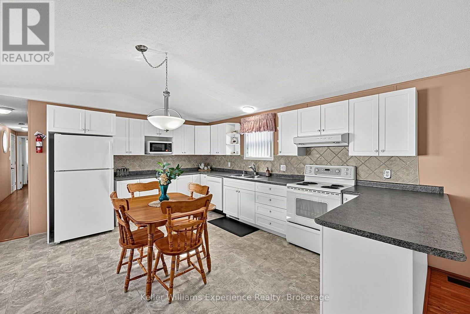 4052 Ash Crescent Property Photo 5