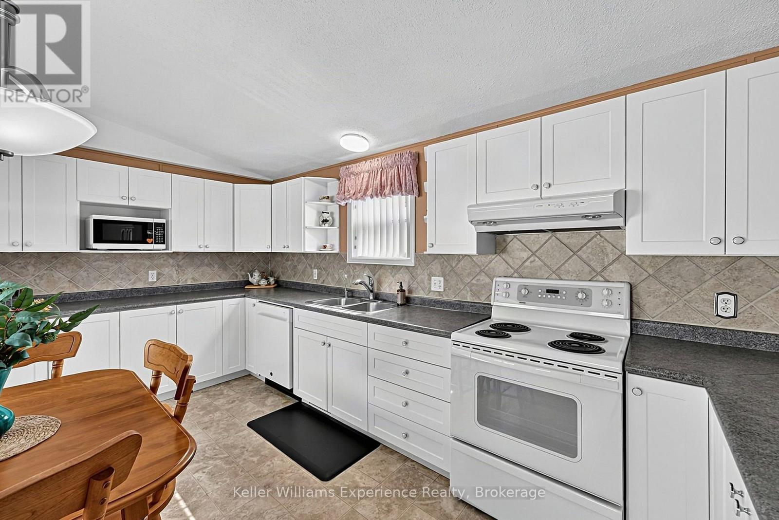 4052 Ash Crescent Property Photo 7
