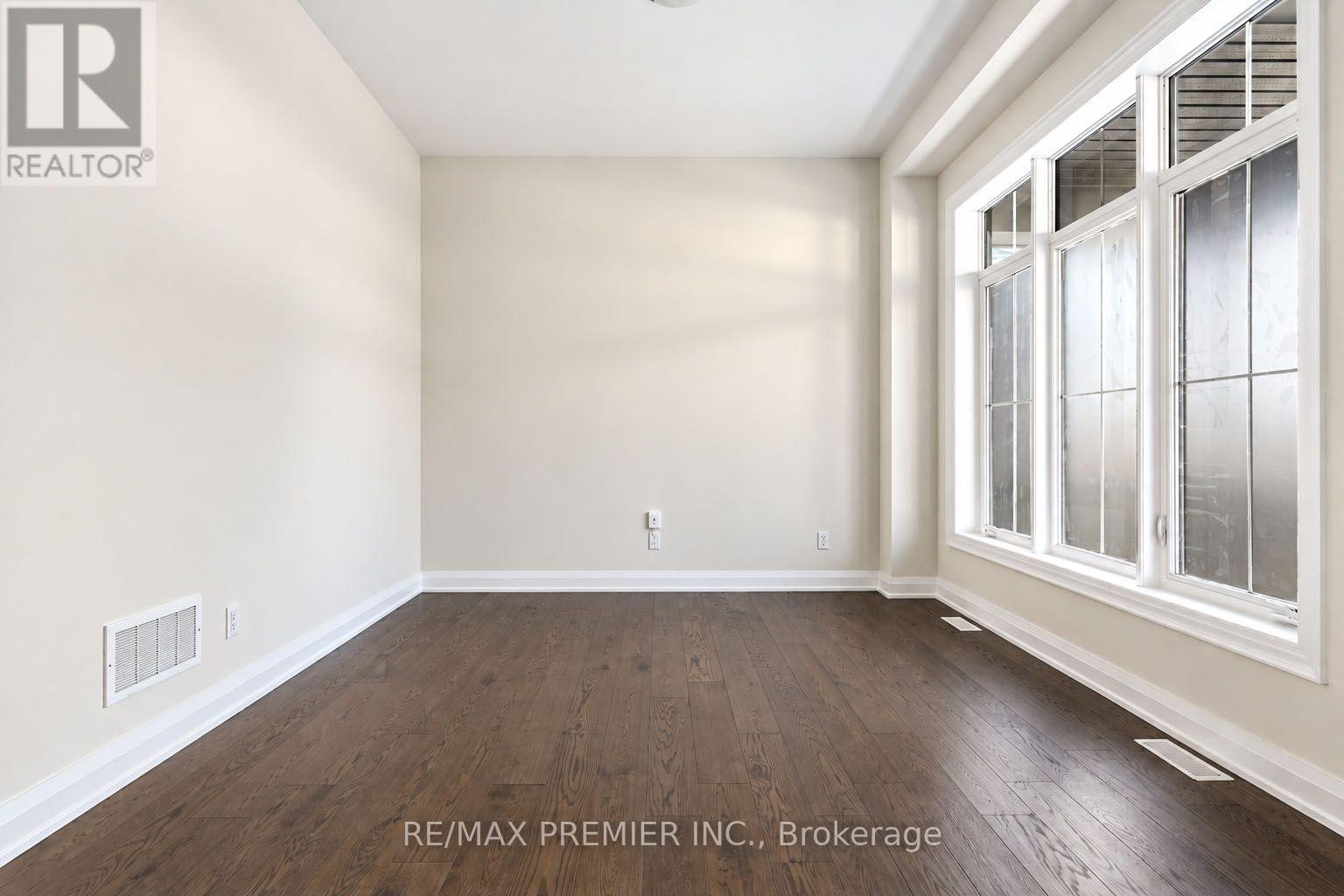 90 Pearsall Place Property Photo 7