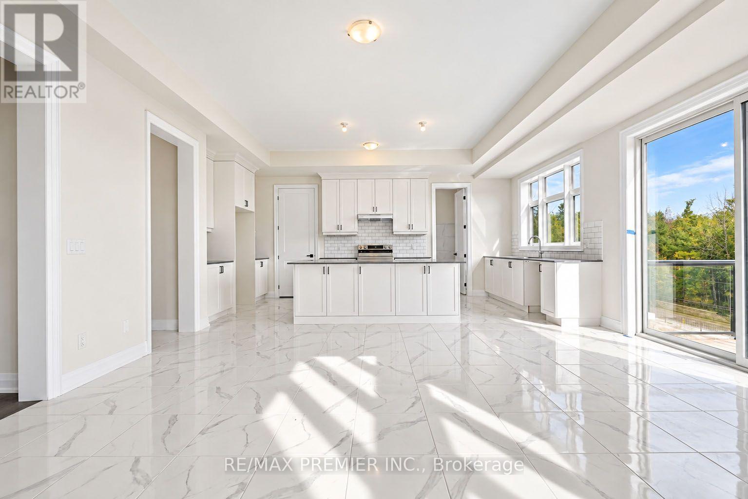 90 Pearsall Place Property Photo 8