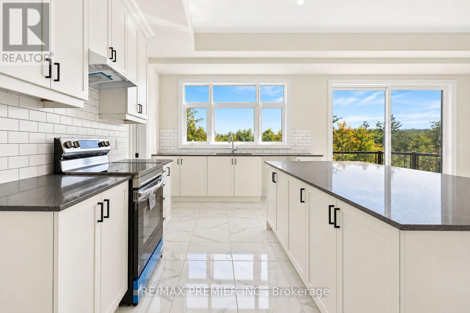 90 Pearsall Place Property Photo 10