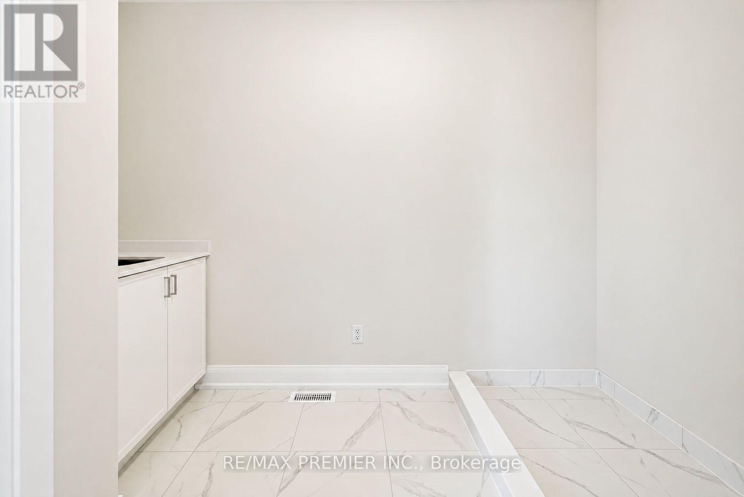 90 Pearsall Place Property Photo 35