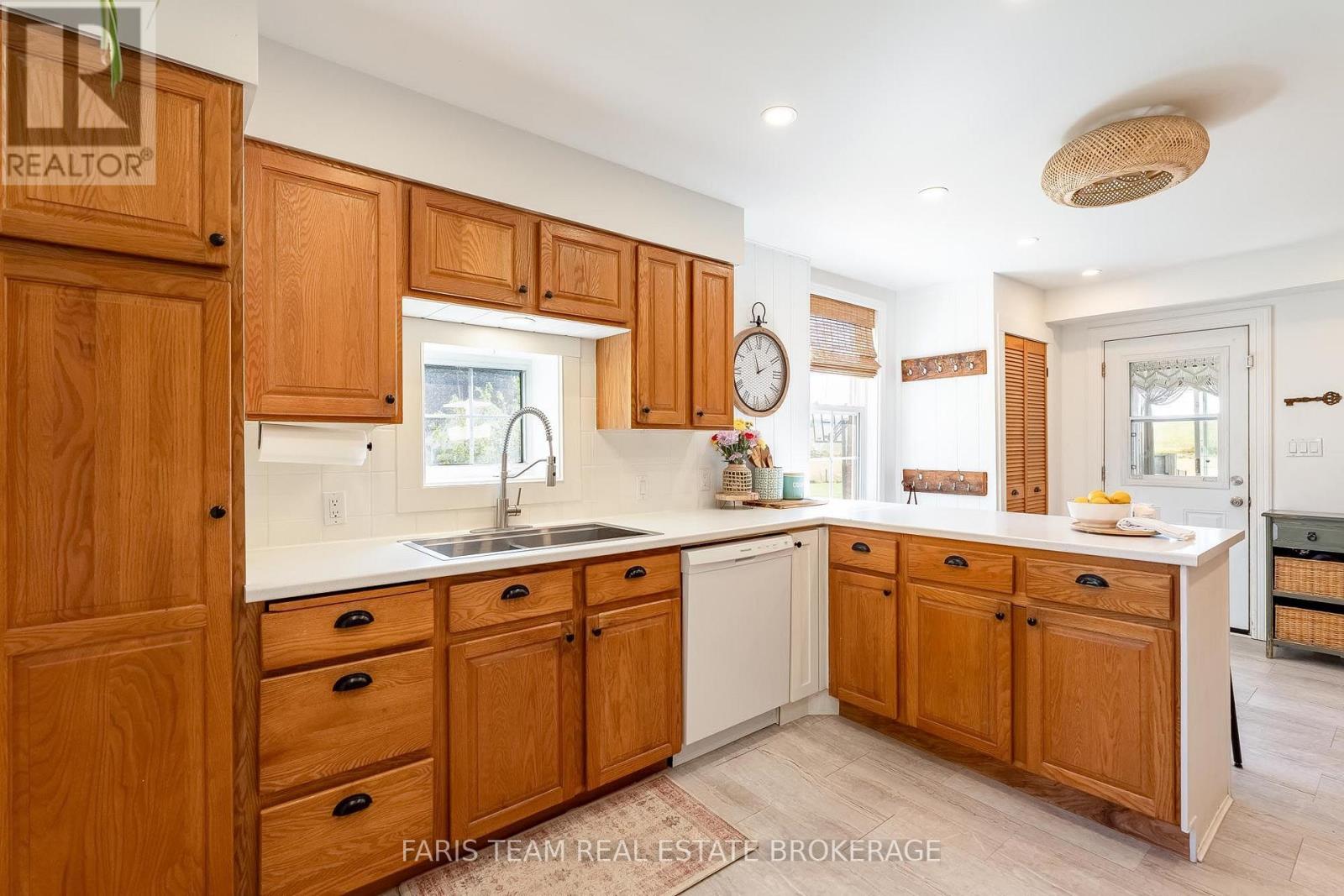 1346 Penetanguishene Road Property Photo 11