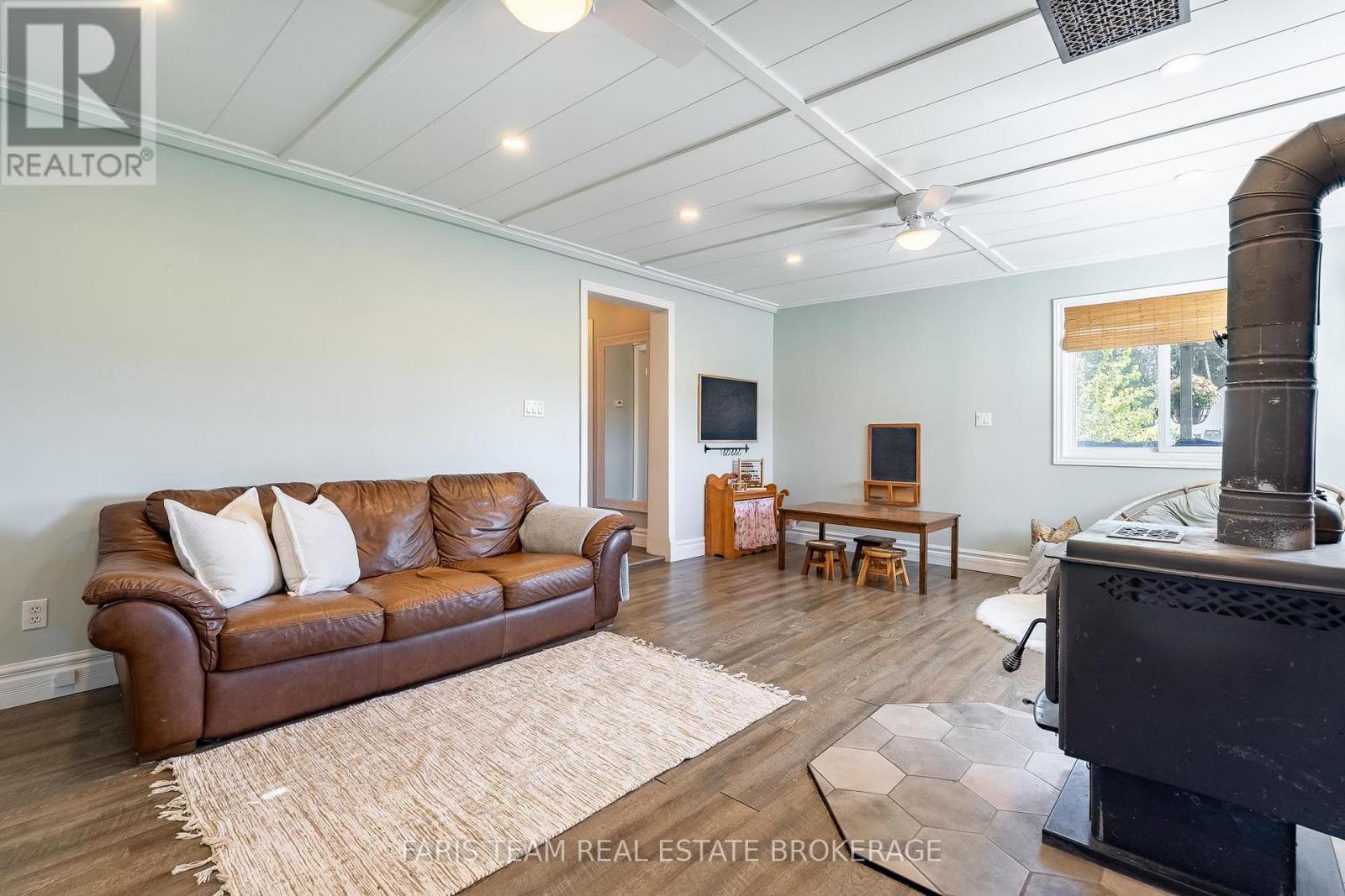 1346 Penetanguishene Road Property Photo 16