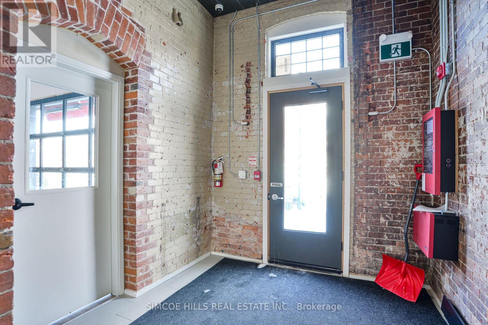 27 Peter Street N Property Photo 7