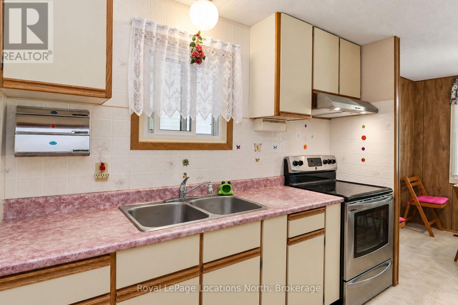 16 Sinclair Avenue S Property Photo 4