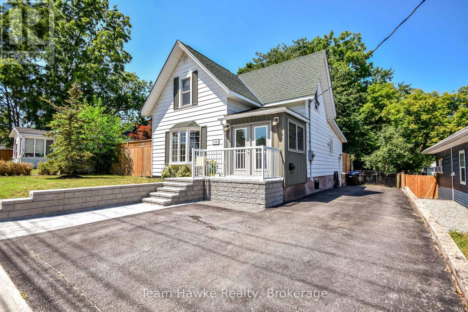 346 Yonge Street Property Photo 2