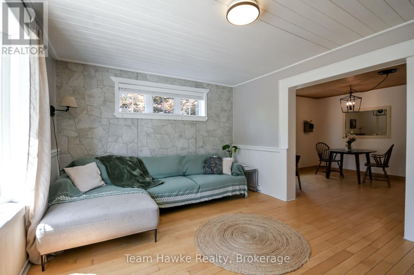 346 Yonge Street Property Photo 12
