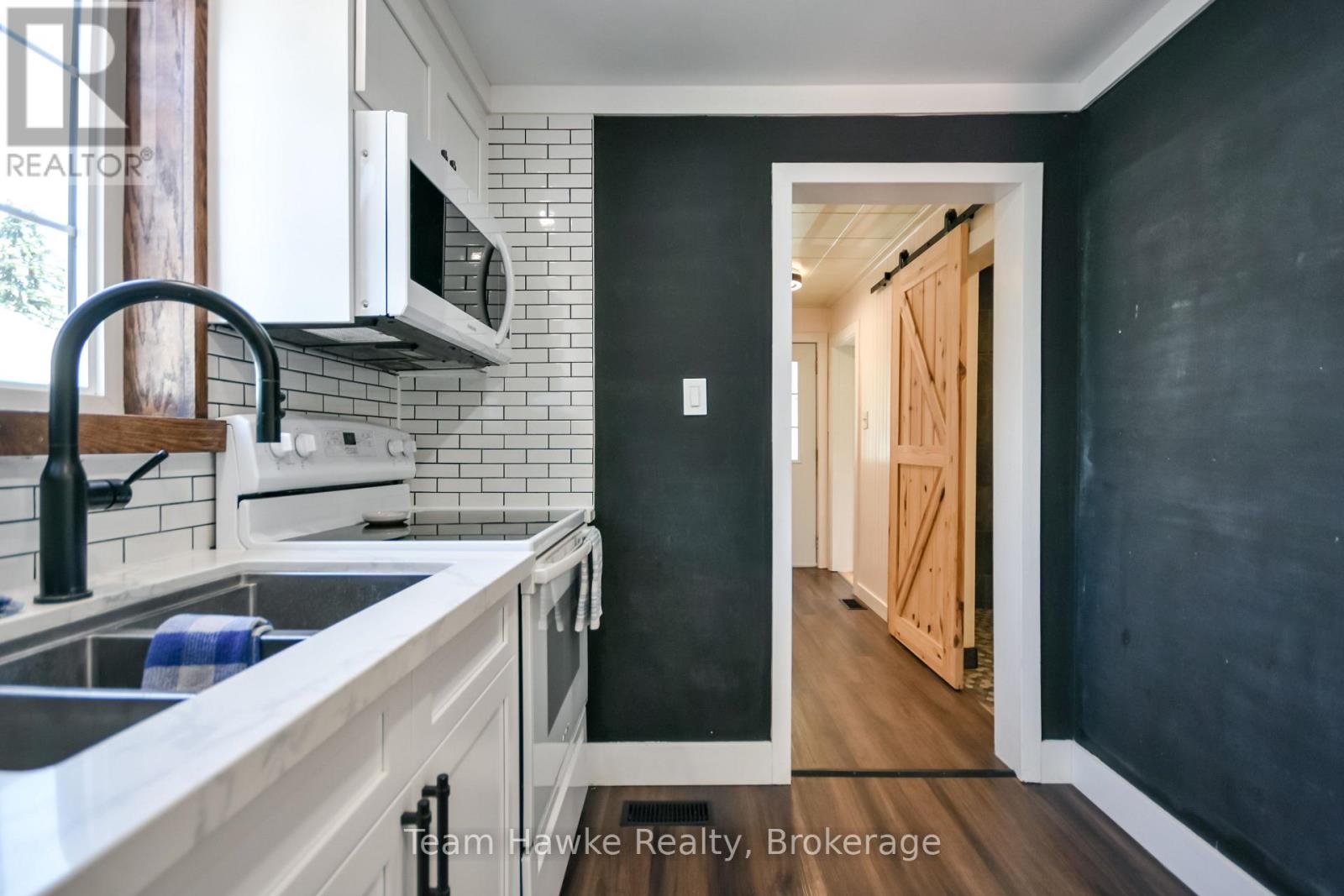 346 Yonge Street Property Photo 16