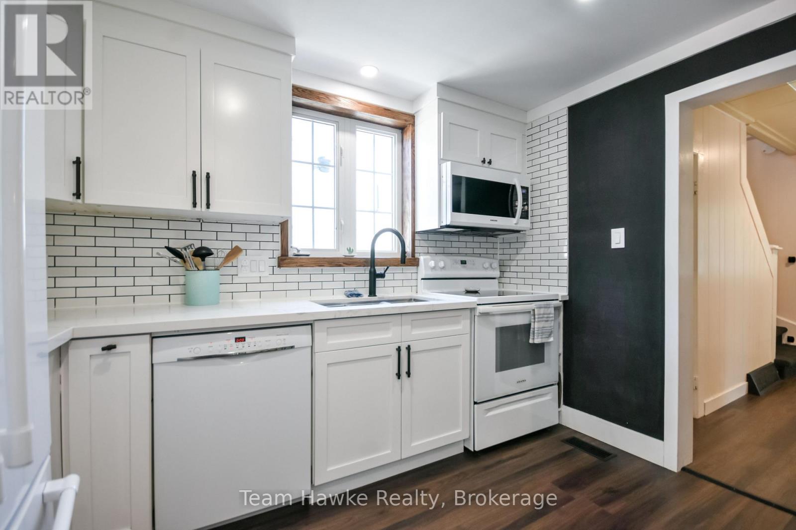 346 Yonge Street Property Photo 17