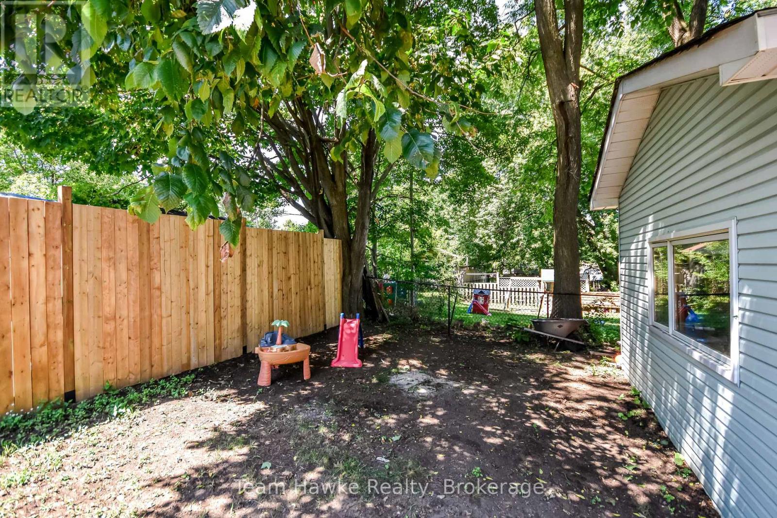 346 Yonge Street Property Photo 44