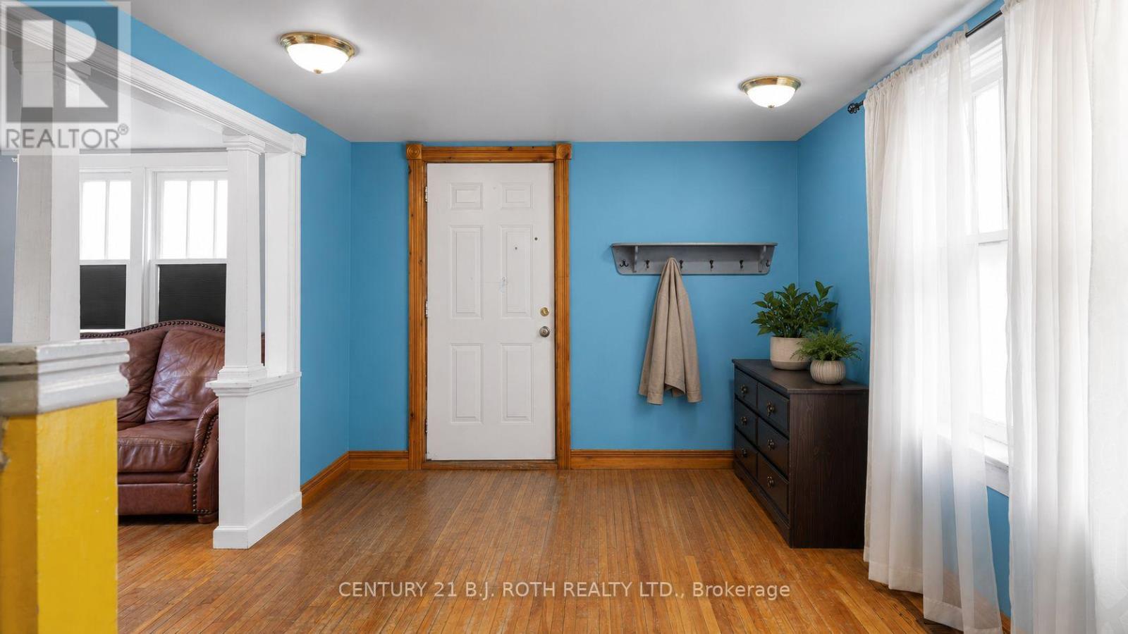 356 West Street N Property Photo 3