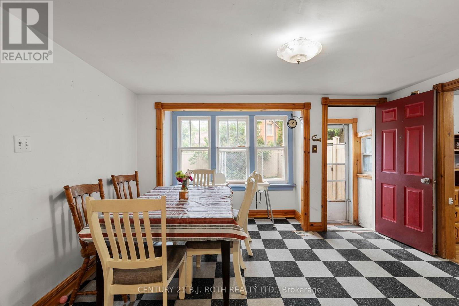 356 West Street N Property Photo 8
