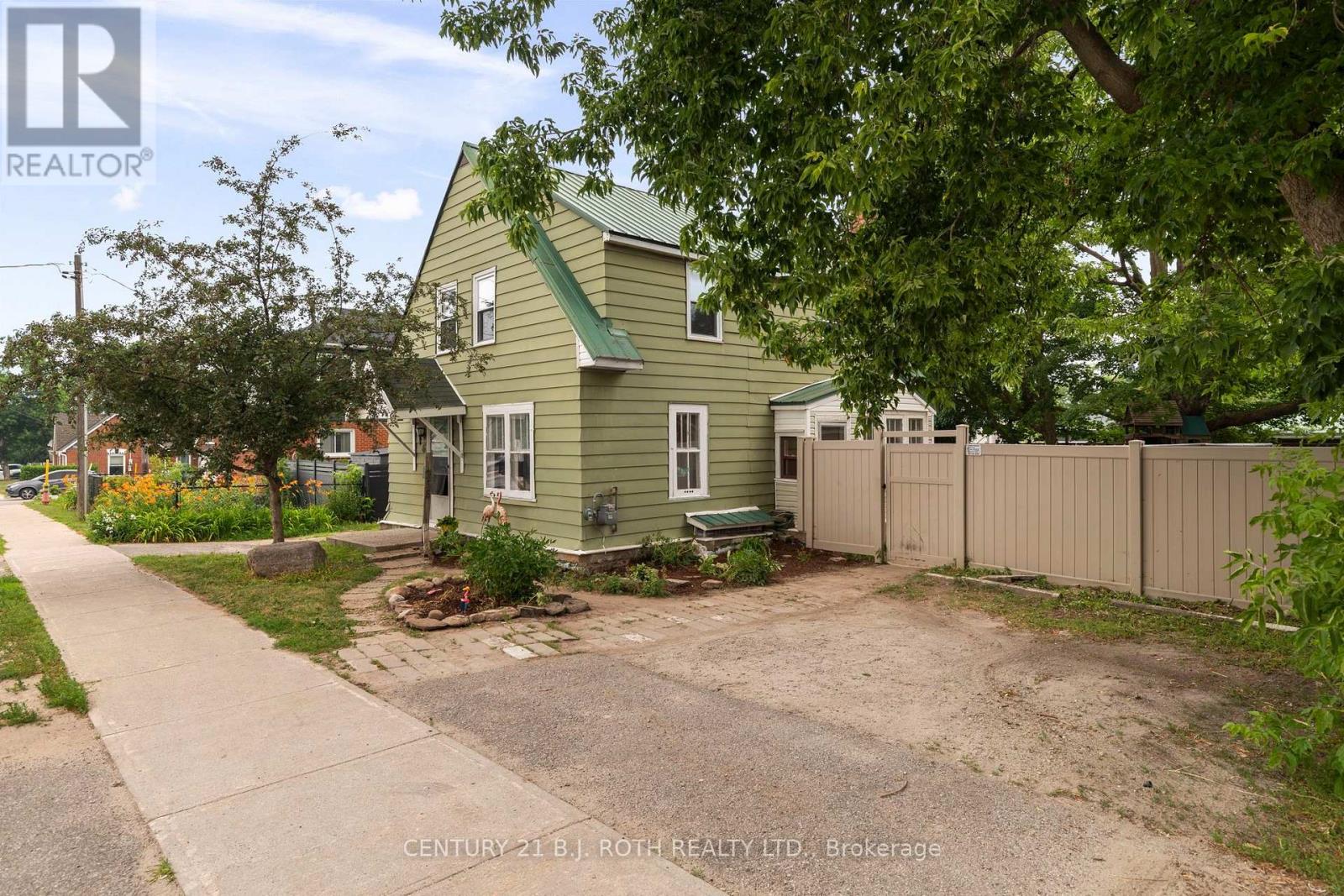 356 West Street N Property Photo 17