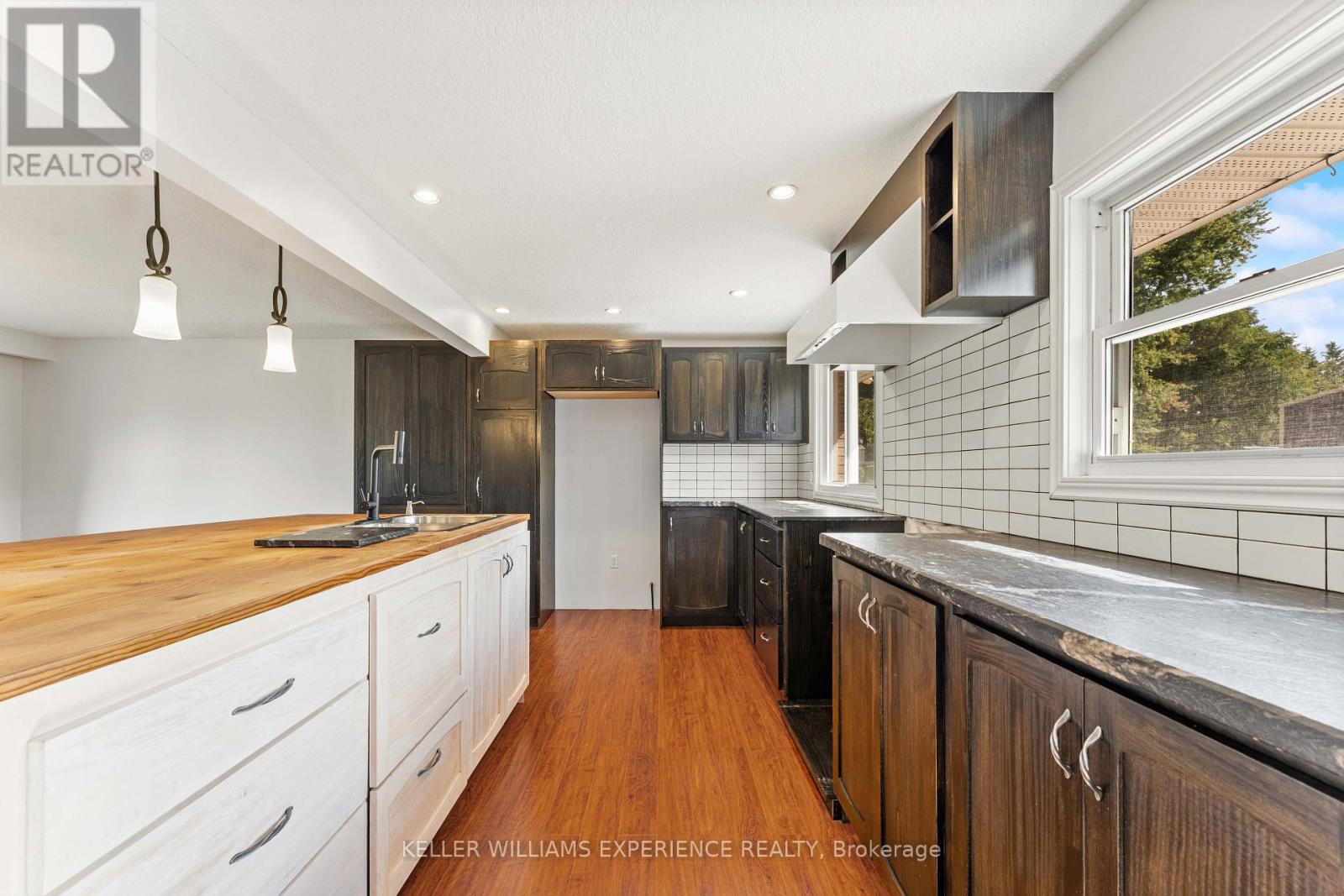 2341 Sunnidale Road Property Photo 9